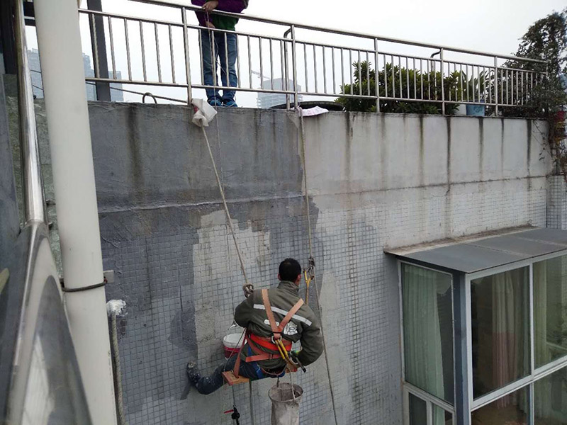 外墻涂刷防水：清理基層，新舊面層必須清理干凈，不得有雜物和灰塵，以免影響粘結強度，涂刷防水涂料時基層應干燥?；鶎忧謇砉ば蛲瓿芍?，接下來，清理死角，也就是所謂的陰陽角、施工縫、伸縮縫等比較重要的部位進行處理，尤其注意的是泄水孔要加強處理，需要涂刷2－3遍防水底層涂料。將攪拌均勻的晨光防水涂料根據(jù)現(xiàn)場要涂刷的面積開始涂刷，基層涂刷要大于粘卷材的面積，不要超過三十。刷第二次涂料之前必須要等一次涂料完全凝固后方可再次涂刷，底層涂料次涂刷完畢后約4—8左右。要等第二次涂料完全凝固后方可施工。