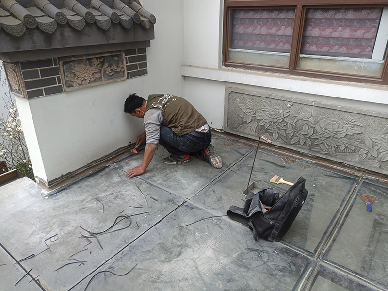 舊防水基層鏟除：1、清除空鼓，用水打濕墻面白粉層后鏟掉墻皮。裝修正式開始前，建議用切割機根據(jù)空鼓大小進行切割清除，除去日后裂縫隱患。 2、清除浮灰，用界面劑輥刷墻面。用粗毛鋼刷去除墻面浮塵，然后整個墻面用界面劑輥刷一遍，或者用界面劑拉毛處理，增強封固層和找平層之間的附著力。在界面劑的選擇上，建議使用質(zhì)量稍微好一些的“界面處理劑”，市場上一般有分為高分子乳液性界面劑、水溶性高分子界面劑、淀粉類界面劑等。