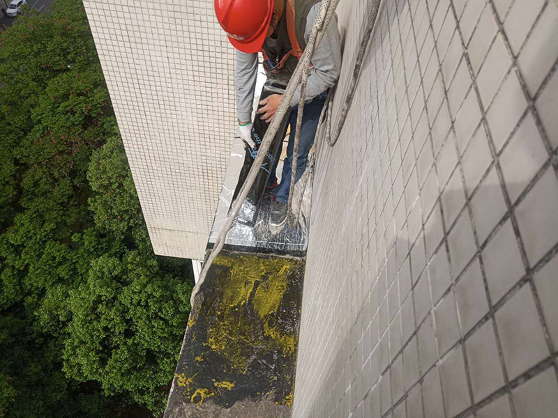 外墻露臺防水：1、找到本來的防水層，由于防水層不是顯露的，是在面層下部，有必要將面層進行悉數根除，找到本來的防水層。 2、將原防水層根除以后，找平，將本來下部保溫層里存的水進行排干，設一些排氣孔做排氣辦法，將保溫層里的水分排干。 3、如果在康復美化的情況下，咱們需求做的防水層有必要是阻根防水層，阻根防水層有改性瀝青卷材阻根防水層、還有高分子卷材阻根防水層。 4、做完防水層以后，必定要做找坡處理，不要形成屋面部分存水，通常設置水泥砂漿找平找坡，找坡的斜度不小于3％。