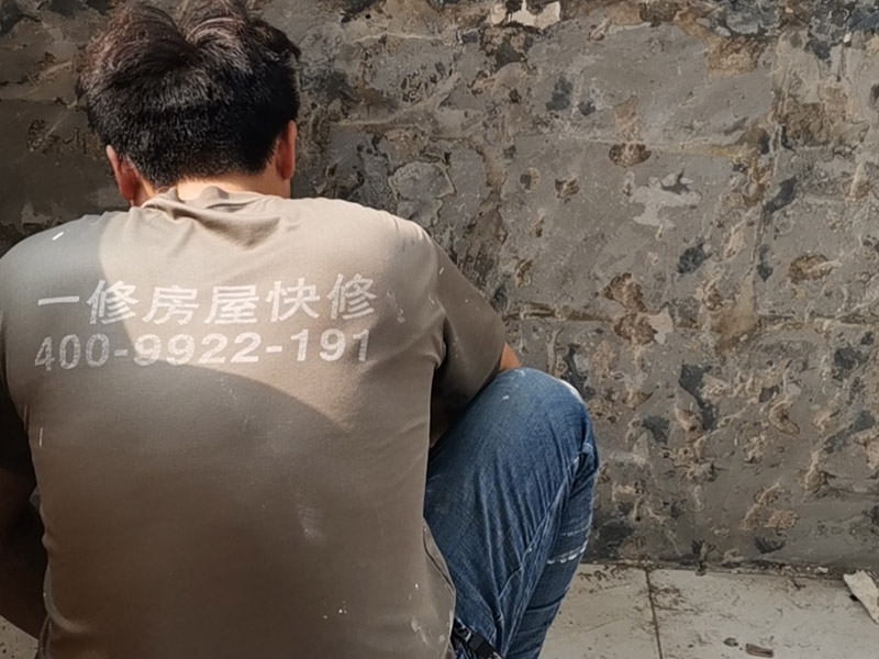 陽臺墻面基層鏟除：第一步：大檢查；鑒別方法是墻面灑水后，用鏟刀刮墻，很難鏟掉的應該是水泥墻面;很容易鏟掉的就是大白粉加膠水的“大白膩子”，由于其易受潮粉化并含有甲醛的工程膠水，需要鏟除。 第二步：封固層處理；首先，清除空鼓，用水浸濕墻面白粉層，鏟掉墻皮。第二，墻面輥刷界面劑清理浮灰，提高附著力。最后，用找平修補砂漿修補空鼓、線槽、孔洞，嵌縫石膏進行溝縫處理。 第三步：厚找平層處理；平整度好的毛坯墻(毛坯房交房規(guī)范平整度在±3毫米)就不需要用找平修補砂漿進行厚找平了，直接用耐水膩子或功能型生態(tài)膩子進行精找平就可以。 第四步：精找平層處理；厚找平層處理完后，就可以批刮