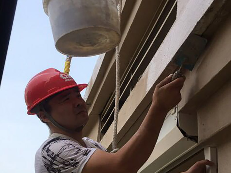 高空外墻防水：外墻面洞和較大裂縫防水密封前用噴水槍等工具將待治理的外墻面、伸縮縫、窗框等部位清理干凈，使施工的外墻面及縫、孔、洞部位達(dá)到無(wú)油、無(wú)塵土、無(wú)水泥松散顆粒等雜物。待其干燥后，將孔、洞、縫用防水密封材料嵌填密實(shí)，并達(dá)到與原顏色一致，再用快速堵漏靈和透明防水膠膜進(jìn)行精心施工。 整體條形瓷磚外墻面防水，采用高效環(huán)保型憎水進(jìn)行精心施工。該材料具有防水性能優(yōu)異、透氣性能良好、施工方便、使用安全、質(zhì)量可靠、耐久性好等特點(diǎn)。