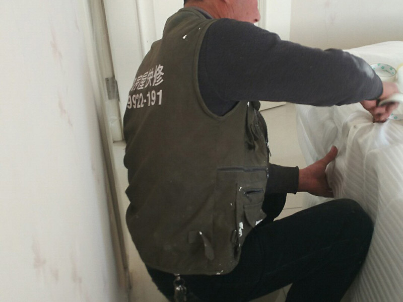 全屋家具保護案例：房屋整體裝修完成后再將家具進行定制安裝，所以在安裝過程中可能會對已經(jīng)裝修好的工程造成些許損壞，這個時候就需要注意對家中的地面、墻面、門窗等進行保護，以免造成不要的損壞。水管電線是在房屋裝修時就已經(jīng)改造好了，在定制家具的安裝過程中要注意盡量不要改動墻面的水管電線，因為如果改造不好就會造成家里用水用電不便，甚至可能會引起事故。