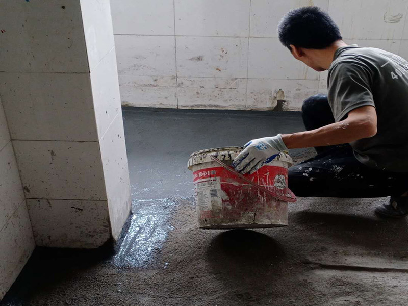 衛(wèi)生間地面防水：1.利用水泥砂漿水泥砂漿或豆石混凝土鋪平坡度。訣竅是：地漏附近坡度大，門口附近坡度小。 2.利用管根密封膏封嚴(yán)管線，管線要穿透樓板根部。刷防水涂料時(shí)可以貼1-2層玻璃絲布加強(qiáng)防水性。 3.墻壁表面打磨成干凈平光沒有顆粒灰塵，墻壁與地面的交接區(qū)域注意原角和坡角的設(shè)置。 4.聚氨酯防水涂膜由管根和墻角處開始進(jìn)行涂抹，在常溫下經(jīng)過4小時(shí)放干后，再大面積涂抹和刮刷。注意涂料總厚度大于1. 5毫米，不能有漏刮和鼓泡的不良現(xiàn)象。24小時(shí)后立面涂刷下一層，之后再以垂直的方向進(jìn)行二次涂刷。最后涂膜半固化，拋甩粗砂粒方便與水泥砂漿融合。 5.防水層的設(shè)置與具體區(qū)域有關(guān)。防水地面的防水層應(yīng)高出地面200寬，地面防水層應(yīng)超出衛(wèi)生間門口以外300寬。而又淋浴的衛(wèi)生間墻面防水層則應(yīng)設(shè)置為高出地面1800寬。 6.展開閉水實(shí)驗(yàn)的時(shí)候，先完成防水工作再利用包立管方法。之后再局部進(jìn)行防水。閉水試驗(yàn)也可為了避免破壞地面防水層而免做。