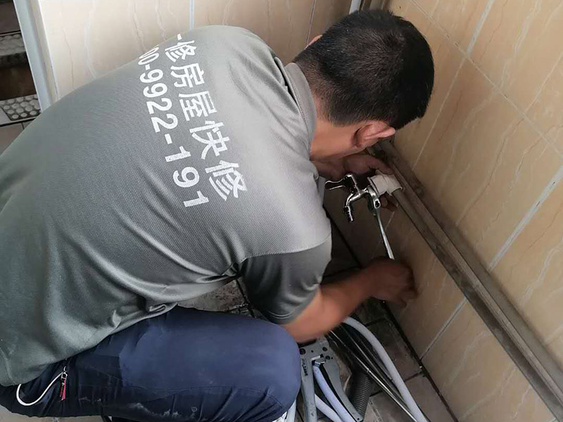 水管改造維修：水路改造時候，管線和彎頭對接的角度一定要是90度，否則會造成彎頭連接的兩邊管線的壁厚不一樣，壁厚相對較薄的地方就可能因為受力不均勻，在自來水的壓力下，出現(xiàn)滲漏的危險。 在安裝水路管線時，可能會出現(xiàn)管線不夠長，中間需要裝用直接或管箍等將幾根管線連接起來。對于地下埋的管線來說，盡量不要有接點，多一個接點就多一份滲漏的問題，如果另外一邊的直接沒有漏就盡量不要換，以免更換后，原本沒有滲漏的接頭反而出現(xiàn)了滲透危險。