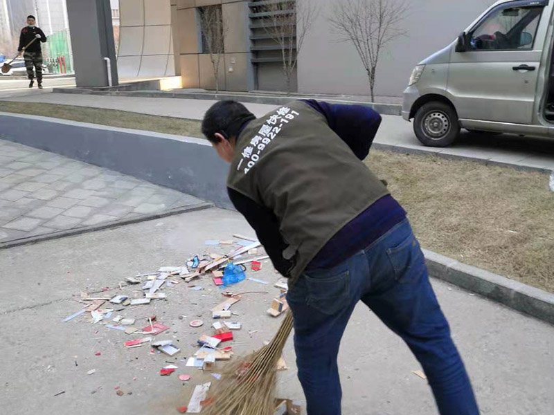 室外裝飾拆除維修：如果是有電梯的房子裝修拆除的話，要做好電梯間的保護工作，避免影響一整棟樓的環(huán)境。弄一些夾板或者真珠板材來保護電梯間，從電梯間到房門的走廊倪也鋪設(shè)一些瓦楞紙或者真珠板，避免使用推車的時候損壞地面。 如果對于屋子里的地板不需要進行裝修拆除的話，就需要考慮到保護的問題了。要在地板上鋪一層夾板加上一層真珠板，以免重物敲擊或者是顏色滲透。如果原本房內(nèi)的家具不好搬出去則需要考慮用一層氣泡紙包裹起來，然后加一層棉被才能比較穩(wěn)妥的保護好，倪是都不好要留在現(xiàn)場，至于燈具、空調(diào)和熱水器等倪還是拆掉，完工之后再裝回來。