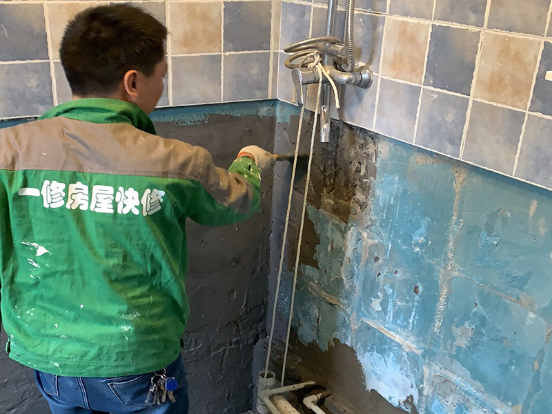 衛(wèi)生間墻地面防水：1.利用水泥砂漿水泥砂漿或豆石混凝土鋪平坡度。訣竅是：地漏附近坡度大，門口附近坡度小。 2.利用管根密封膏封嚴(yán)管線，管線要穿透樓板根部。刷防水涂料時(shí)可以貼1-2層玻璃絲布加強(qiáng)防水性。 3.墻壁表面打磨成干凈平光沒(méi)有顆?；覊m，墻壁與地面的交接區(qū)域注意原角和坡角的設(shè)置。 4.聚氨酯防水涂膜由管根和墻角處開始進(jìn)行涂抹，在常溫下經(jīng)過(guò)4小時(shí)放干后，再大面積涂抹和刮刷。注意涂料總厚度大于1. 5毫米，不能有漏刮和鼓泡的不良現(xiàn)象。24小時(shí)后立面涂刷下一層，之后再以垂直的方向進(jìn)行二次涂刷。最后涂膜半固化，拋甩粗砂粒方便與水泥砂漿融合。 5.防水層的設(shè)置與具體區(qū)域有關(guān)。防水地面的防水層應(yīng)高出地面200寬，地面防水層應(yīng)超出衛(wèi)生間門口以外300寬。而又淋浴的衛(wèi)生間墻面防水層則應(yīng)設(shè)置為高出地面1800寬。 6.展開閉水實(shí)驗(yàn)的時(shí)候，先完成防水工作再利用包立管方法。之后再局部進(jìn)行防水。閉水試驗(yàn)也可為了避免破壞地面防水層而免做。