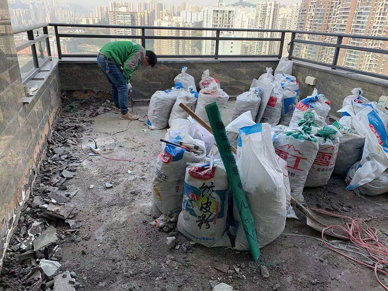 頂面瓷磚拆除建渣裝袋：漏水有可能是地面的防水有斷裂，可以把地面的磚縫用防水涂料重新涂一下。如果已經(jīng)影響到樓下了，這樣處理的效果可能不會太好，因為斷裂的不是瓷磚而是防水層，而水在瓷磚下面是流動的，所以光堵一兩個磚縫肯定還會漏水。 最好的方法是將原來的瓷磚和防水層都拆除掉，重新做防水層，重新鋪磚。可以將地面和墻面的防水全部拆除，整體翻新；也可以把地面的拆除，墻面只拆除從地面往上的兩片磚，在墻面兩片磚以下的部分做防水。