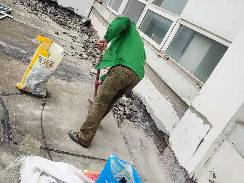 屋頂鏟除建渣裝袋：涂膜防水層依附于基層，基層質(zhì)量好壞，直接影響防水涂膜的質(zhì)量。因而在涂膜施工前，應(yīng)對基層進(jìn)行認(rèn)真的檢查和必要的處理，使之達(dá)到涂膜施工的要求。涂料的涂布應(yīng)采取“先高后低、先遠(yuǎn)后近、先立面后平面”的施工順序。同一屋面上先涂布排水比較集中的水落口、天溝、檐口等節(jié)點部位，再進(jìn)行大面積的涂布。