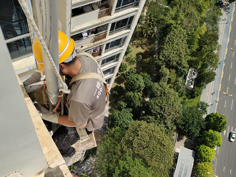 外墻高空作業(yè)：高空作業(yè)需要知道的小知識(shí)：高于地面2米以上(含2米)，且為懸空的高度作業(yè)是為高空作業(yè)。 安全措施需要注意這些點(diǎn)：高空作業(yè)人員必須正確佩帶安全帽，必須系好安全帶，并掛在牢固處(高掛低用)。高空作業(yè)嚴(yán)禁上下拋物，小型工具、配件用工具包盛裝或使用吊籃吊裝。檢查腳手架的扣件是否完好、螺栓是否擰緊;必須佩帶安全帶并掛牢(可拴在護(hù)欄上)。