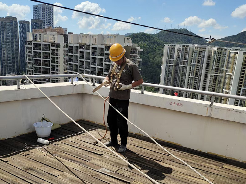 外墻高空作業(yè)：高空作業(yè)需要知道的小知識(shí)：高于地面2米以上(含2米)，且為懸空的高度作業(yè)是為高空作業(yè)。 安全措施需要注意這些點(diǎn)：高空作業(yè)人員必須正確佩帶安全帽，必須系好安全帶，并掛在牢固處(高掛低用)。高空作業(yè)嚴(yán)禁上下拋物，小型工具、配件用工具包盛裝或使用吊籃吊裝。檢查腳手架的扣件是否完好、螺栓是否擰緊;必須佩帶安全帶并掛牢(可拴在護(hù)欄上)。