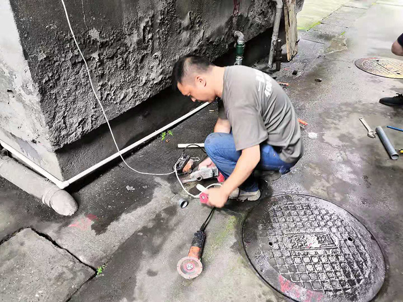 水管漏水更換改造：先找到水管漏點，然后用鋸子將PPR管出現(xiàn)漏水問題的位置鋸掉，同時要注意的是口子必須是平整的，用砂紙對管材的斷口進行打磨處理，順便將管道打磨區(qū)域周邊打掃一下，再截取合適長度的ppr管，最后把管件和截取的ppr管熱熔到一起。