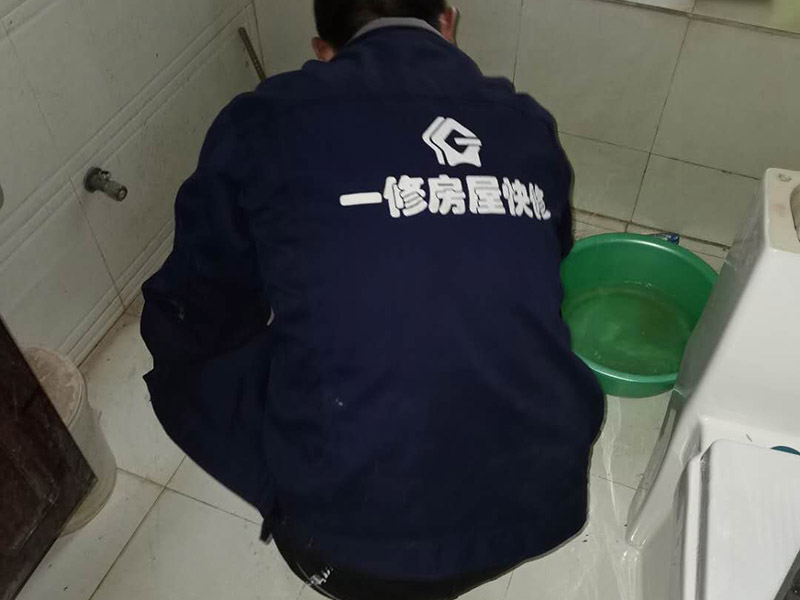 衛(wèi)生間滲水比較輕微，衛(wèi)生間不砸瓷磚做